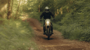 motocycliste trail foret protection
